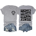 Vue à plat du t-shirt gris baseball auntie et du short en jean vieilli en ensemble d'été - Gris Clair (Police Noire)