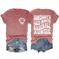 Vue détaillée avant et arrière du t-shirt graphique Baseball Auntie avec texte imprimé - Or Rose (Police Blanche)
