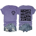 Vue à plat du t-shirt violet Baseball Auntie et du short en jean déchiré - Violet (Police Noire)