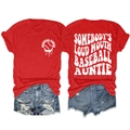Détail du t-shirt rouge Baseball Auntie avec imprimé au dos et short en jean - Rouge (Police Blanche)