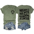 Détail de l'imprimé Baseball Auntie sur t-shirt vert armée avec short en jean délavé - Vert Olive (Police Noire)