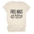 Detail eines beigen Baumwoll-T-Shirts mit dem Aufdruck Free Hugs Just Kidding - S / Sandfarben (Schwarze Schrift)