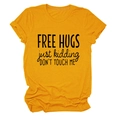Detail des Free Hugs Slogan-Prints und des umgeschlagenen Ärmelsaums am gelben T-Shirt - S / Senfgelb (Schwarze Schrift)