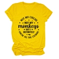 Detail der weichen Baumwolle und des Not My Circus Grafikdrucks auf gelbem T-Shirt - S / Gelb (Schwarze Schrift)