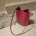 Borsa a secchiello rosa fucsia con trama a pieghe e tracolla sottile dallo stile moderno - Rosso