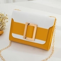 Bolso bandolera de moda en amarillo y blanco con hebilla dorada y correa de cadena - Amarillo