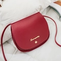 Schicke rote halbrunde Satteltasche mit goldenem Logo und passendem Gurt - Rot