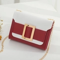 Bolso bandolera rojo y blanco con hebilla cuadrada dorada y correa de cadena - Rojo