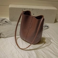 Borsa a secchiello vintage marrone con logo XOVINO e tracolla sottile in pelle - Marrone Scuro