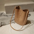 Borsa a secchiello vintage color cammello con trama lavata e tracolla sottile - Marrone