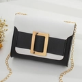Bolso cuadrado chic en blanco y negro con gran hebilla metálica dorada y correa cadena - Negro