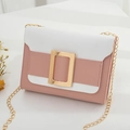 Sac bandoulière carré rose et blanc avec chaîne dorée et fermoir métallique chic - Rose