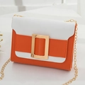 Sac bandoulière bicolore orange et blanc avec boucle dorée et bandoulière chaîne - Orange