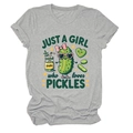 Dettaglio maglietta grigia con stampa cartoon cetriolo e testo Just a Girl Who Loves Pickles - S / Grigio chiaro
