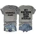 Dettaglio maglietta grigia Baseball Aunt e pantaloncini di jeans con stampa fronte e retro - S / Grigio Scuro Stampa Nera