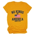 Détail de l'imprimé No Kings in America sur t-shirt en coton jaune gingembre avec drapeau - S / Jaune Moutarde