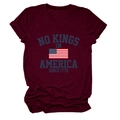Gros plan de l'imprimé vintage No Kings In America 1776 sur un t-shirt en coton bordeaux - S / Bordeaux