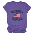 Gros plan sur l'imprimé No Kings in America 1776 du t-shirt violet à col rond - S / Violet