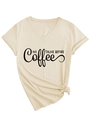 Détail du t-shirt beige à col en V avec slogan No Talkie Before Coffee et nœud à la taille - S / Sable