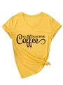 Détail du t-shirt jaune col en V avec texte No Talkie Before Coffee et nœud latéral - S / Jaune