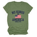 Gros plan du t-shirt vert chiné avec l'imprimé graphique NO KINGS IN AMERICA SINCE 1776 - S / Vert olive