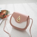 Crossbody saddle bag in pink and beige faux leather with golden teardrop clasp - Pink