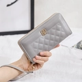 Graue gesteppte lange Clutch-Geldbörse mit geometrischem Goldlogo und Handgelenkschlaufe - Hellgrau