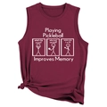 Detail eines burgunderroten ärmellosen Pickleball-Tops mit Seitenknoten und Print - S / Weinrot (Weiße Schrift)