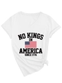 Détail du t-shirt blanc col V avec imprimé No Kings In America 1776 et ourlet noué stylé - S / Blanc (Imprimé Noir)