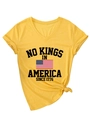 Détail du t-shirt jaune à col en V avec imprimé No Kings in America et nœud à l'ourlet - S / Jaune (Imprimé Noir)