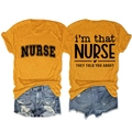 Dettaglio della t-shirt gialla in cotone con stampa sul retro e shorts in denim - S / Giallo Senape