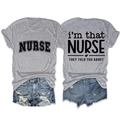 Détail à plat du t-shirt avec slogan infirmière et short en jean déchiré pour l'été - S / Gris clair