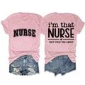 Vue détaillée avant et arrière d'un t-shirt rose infirmière et d'un short en jean déchiré - S / Rose