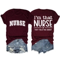 Détails avant et arrière du t-shirt bordeaux Nurse avec slogan et short en jean bleu - S / Rouge Vin (Police Blanche)