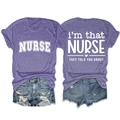 Vue avant et arrière du t-shirt violet d'infirmière avec impression de lettres blanches - S / Violet (Police Blanche)