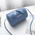 Bolso cilíndrico azul con textura litchi, cremallera dorada y correa delgada - Azul