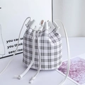 Borsa a secchiello bianca a quadretti con chiusura a coulisse e tracolla sottile - Bianco