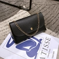 Mini borsa retrò in pelle nera grana con fibbia dorata e tracolla a catena elegante - Nero