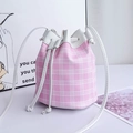 Borsa a secchiello a quadri rosa e bianchi con coulisse e tracolle in pelle bianca - Rosa