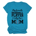 Gros plan du texte graphique de baseball et de la texture du tissu sur un t-shirt bleu - Bleu Lac (Texte Noir)