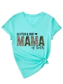 Detail eines türkisfarbenen T-Shirts mit V-Ausschnitt und Glitter Dirt Mama-Aufdruck - S / Tiefwasserblau (Schwarzes Muster)