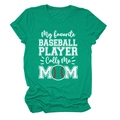 Détail d'un t-shirt vert avec inscription My favorite baseball player calls me Mom et motif balle - Vert Encre (Texte Blanc)