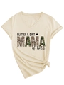 Detail eines beigen V-Ausschnitt T-Shirts mit Mama of Both Print in Leoparden-Optik - S / Sand (Schwarzer Druck)
