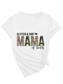 Detail eines Mama of Both V-Ausschnitt T-Shirts mit Leopardenmuster und Seitenknoten - S / WeiB (Schwarzer Druck)