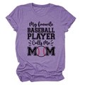 Détail du t-shirt violet avec l'imprimé 'My favorite Baseball Player calls me Mom' - Violet (Texte Noir)