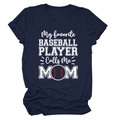 Détail du t-shirt bleu marine avec imprimé My favorite BASEBALL PLAYER Calls Me MOM - Bleu Marine (Texte Blanc)