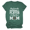Détail d'un t-shirt maman baseball vert foncé avec impression My Favorite Player - Vert Rétro (Texte Blanc)