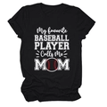 Détail du t-shirt noir en coton avec l'imprimé My Favorite Baseball Player Calls Me Mom - Noir (Texte Blanc)