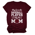 Détail du t-shirt bordeaux avec inscription My Favorite Baseball Player Calls Me Mom - Rouge Vin (Texte Blanc)