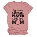 Gros plan du slogan My favorite BASEBALL PLAYER Calls Me MOM sur un t-shirt rose - Or Rose (Texte Noir)
